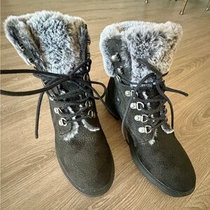 White Mountain black boots, fur lined, size 8, only worn once.